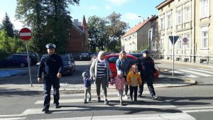 policjanci, panie i dzieci na przejściu dla pieszych