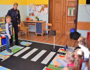 policjantka na spotkaniu w przedszkolu uczy przechodzenia przez jezdnię