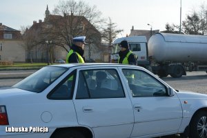 policjanci kontrolują kierowcę
