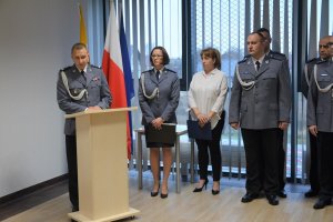 przemówienie Zastępcy Komendanta Wojewódzkiego Policji, obok policjanci i pracownik