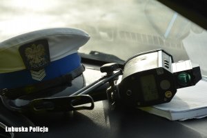 policyjna czapka i miernik prędkości