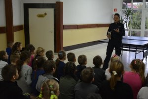 policjantka podczas spotkania z dziećmi w szkole