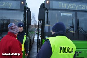 policjanci rozmawiają z kierowcą autobusu