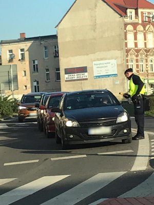 policjant sprawdza stan trzeźwości kierowców