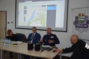 Komendant Powiatowy Policji w Krośnie Odrzańskim omawia zagadnienie