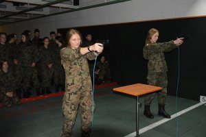 uczniowie klasy mundurowej na strzelnicy