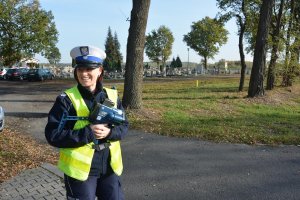 policjantka z miernikiem prędkości w rejonie cmentarza