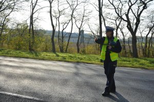 policjantka pokazuje kierunek zjazdu