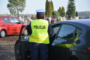 policjantka kontroluje kierowcę