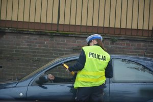 policjantka kontroluje trzeźwość kierowcy