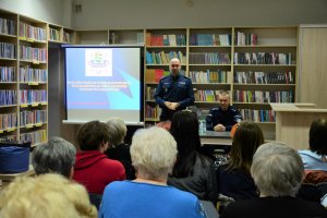 wystąpienie komenda Policji na debacie z mieszkańcami gminy Dąbie