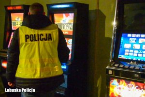policjant przy automatach do gier