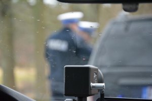 kamera wideorejestratora, w tle policjanci kontrolują kierowcę