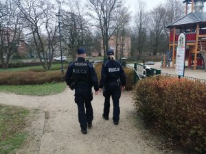 policjanci kontrolują przestrzeganie obostrzeń na terenie parku