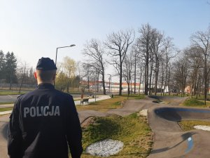 policjant kontroluje przestrzeganie obostrzeń na skate parku