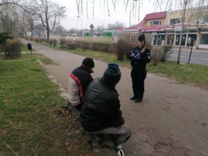 policjantka rozmawia z mężczyznami