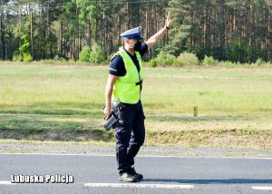 policjant daje znak do zatrzymania się