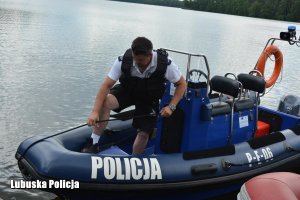 policjant na łodzi motorowej