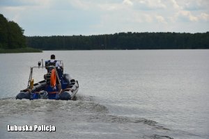 policjant pływa łodzią motorową