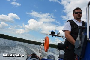 policjant pływa łodzią motorową