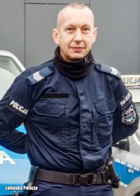 policjant przed radiowozem