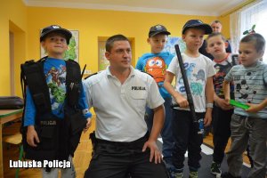 Policjant na spotkaniu w przedszkolu