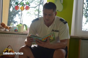 Policjant czyta dzieciom