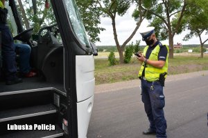 policjant podczas kontroli autokaru
