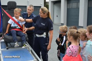 Policjantka podczas zajęć z dziećmi
