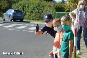 policjantka podczas zajęć z dziećmi na drodze