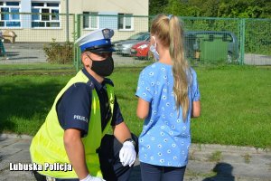 policjant rozmawia z dziewczynką