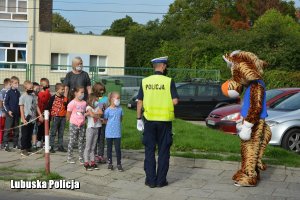 policjant i maskotka LUPO podczas zajęć z dziećmi