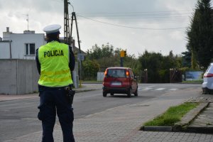 Policjant obserwuje ruch na drodze