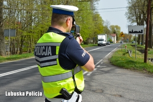 policjant kontroluje prędkość nadjeżdżających pojazdów