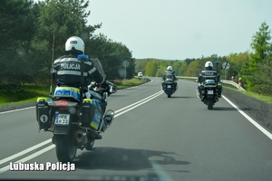 policyjni motocykliści podczas jazdy